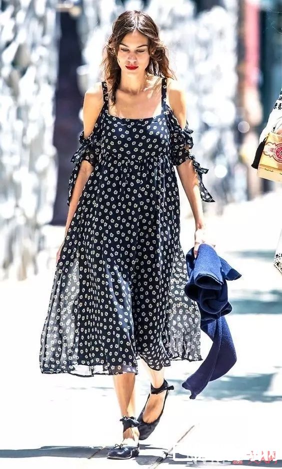 连衣裙+黑色平底鞋_入一款万能鞋，你的所有美美春装都和它绝配！