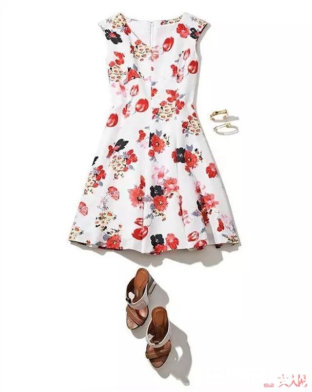 流行大花柄_看这些模特明星，一秒Get今年岛国四大流行热点！