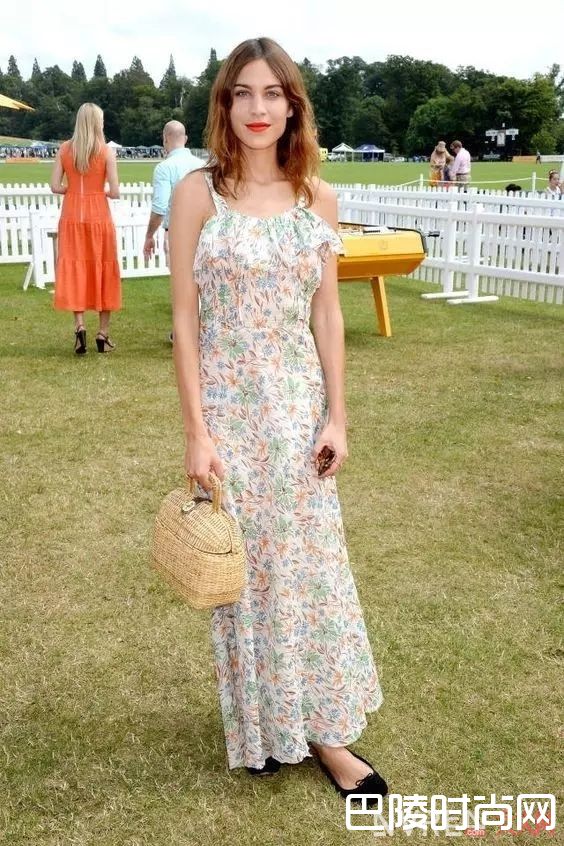 连衣裙+黑色平底鞋_入一款万能鞋，你的所有美美春装都和它绝配！