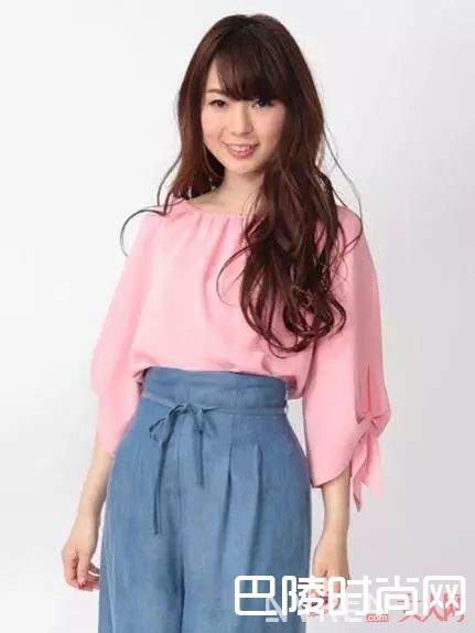 流行粉色_看这些模特明星，一秒Get今年岛国四大流行热点！