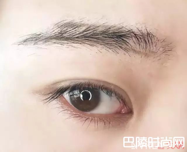 眉毛不对称怎么办_如何让五官看起来更精致？原来秘诀在这里！