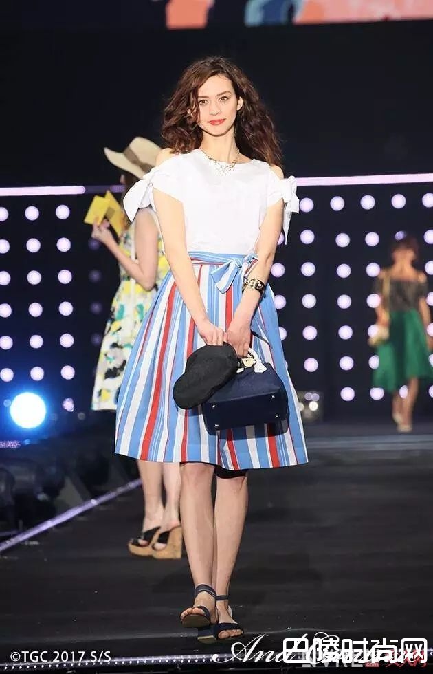 流行鲜艳的条纹_看这些模特明星，一秒Get今年岛国四大流行热点！