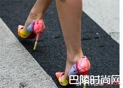豹纹元素高跟鞋搭配什么好_女人一生必须拥有的四款高跟鞋 你都收集齐了吗？