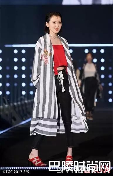 流行鲜艳的条纹_看这些模特明星，一秒Get今年岛国四大流行热点！