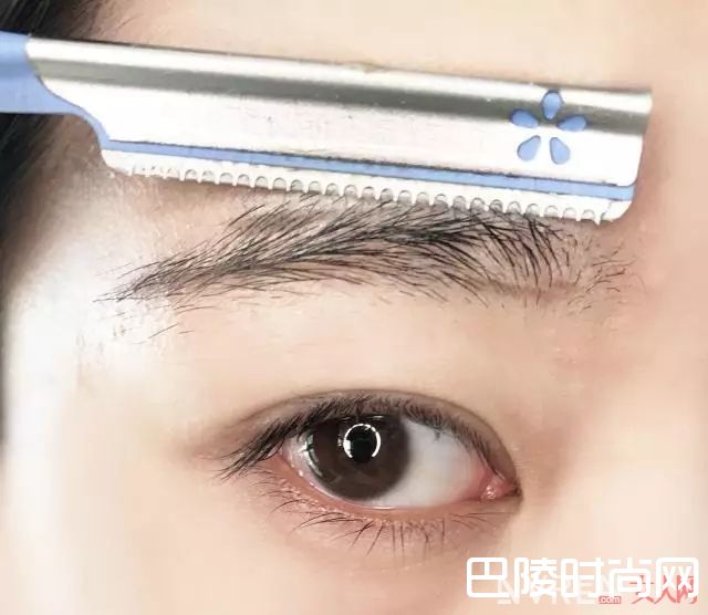 眉毛不对称怎么办_如何让五官看起来更精致？原来秘诀在这里！