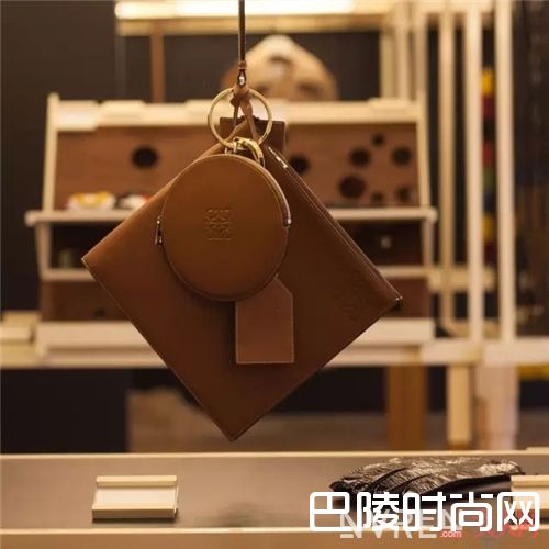 Loewe品牌介绍_不是LV、CHANEL 街拍出镜率最高的包竟是它