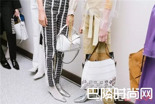 Puzzel包包介绍_不是LV、CHANEL 街拍出镜率最高的包竟是它