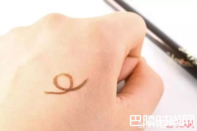 Kiss liquid sharp liner眼线液笔推荐_想要持久不脱妆的眼妆 你需要一只眼线液笔