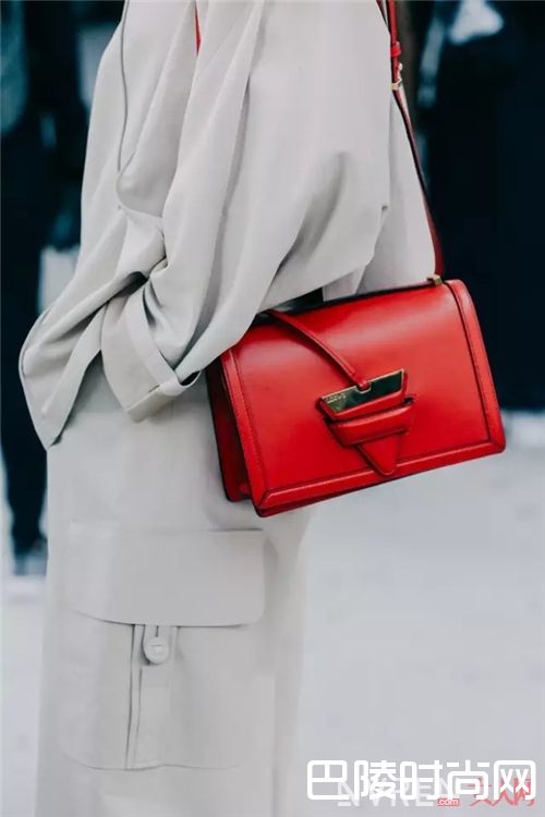 Barcelona包包介绍_不是LV、CHANEL 街拍出镜率最高的包竟是它