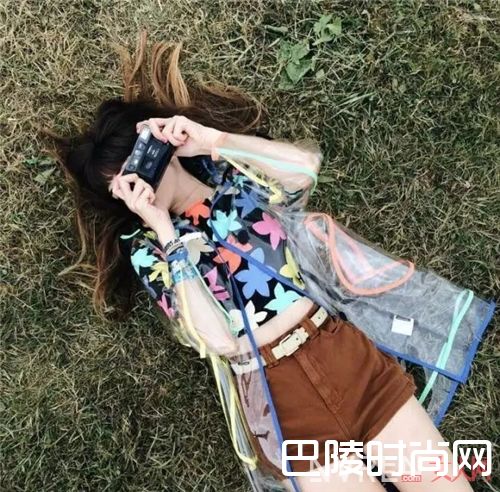 时髦雨衣品牌介绍_就算大雨让这座城市颠倒 我也要照样时髦