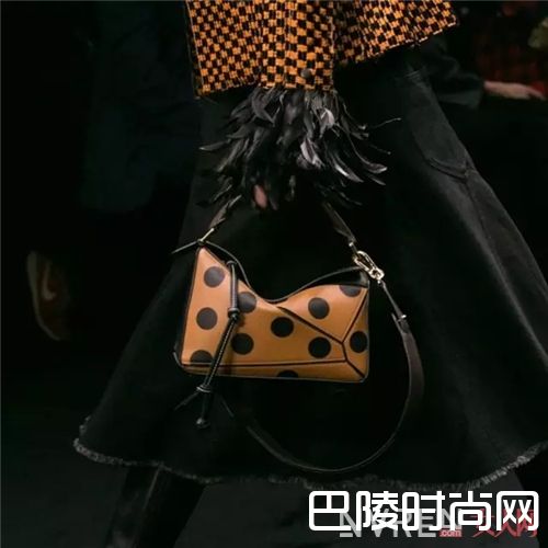 Puzzel包包介绍_不是LV、CHANEL 街拍出镜率最高的包竟是它