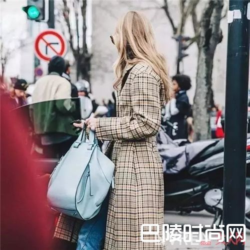 Hammock包包介绍_不是LV、CHANEL 街拍出镜率最高的包竟是它