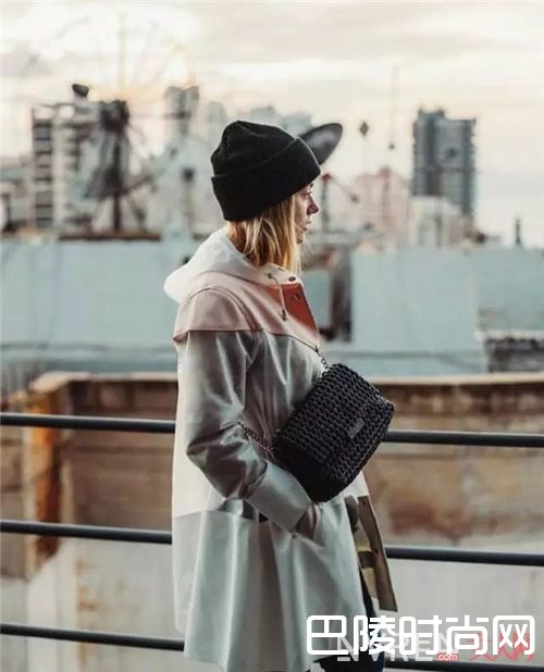 时髦雨衣品牌介绍_就算大雨让这座城市颠倒 我也要照样时髦