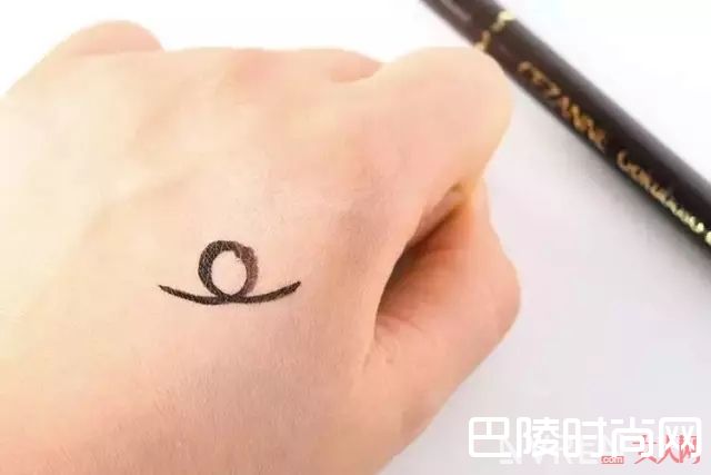 CEZANNE眼线液笔推荐_想要持久不脱妆的眼妆 你需要一只眼线液笔