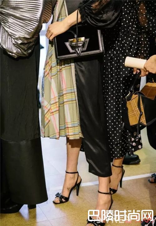 Barcelona包包介绍_不是LV、CHANEL 街拍出镜率最高的包竟是它