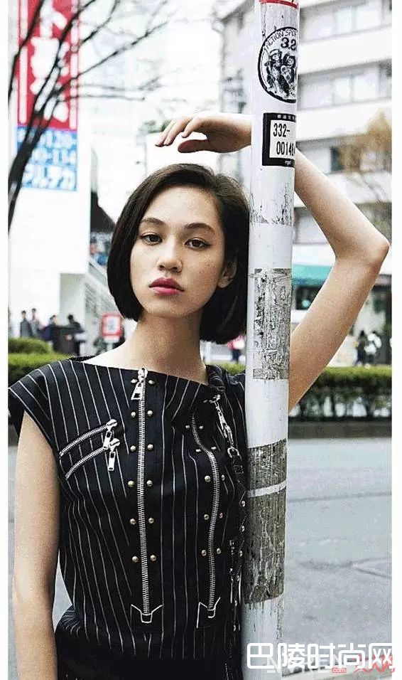 拍照用场景挡脸_拍照总是不上镜？这7个超级简单的动作帮你拍出女神照片！