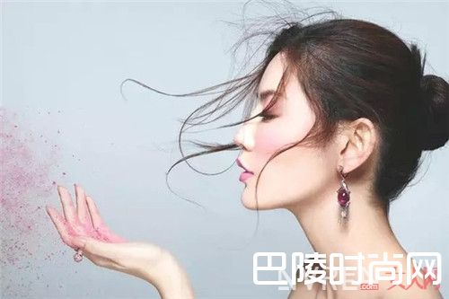 选择什么枕头对颈部好_颈部保养好才是王道！教你这4招让拥有完美颈部