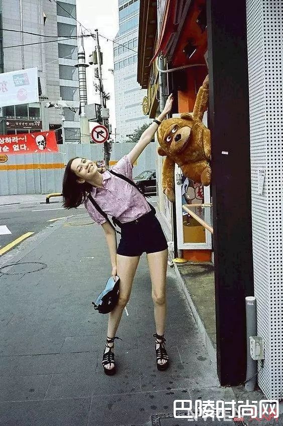 拍照歪头显脸小_拍照总是不上镜？这7个超级简单的动作帮你拍出女神照片！