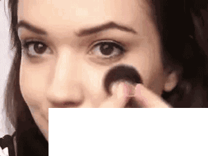 粉底液的工具选择_底妆用气垫BB还是粉底液?适合自己最重要!