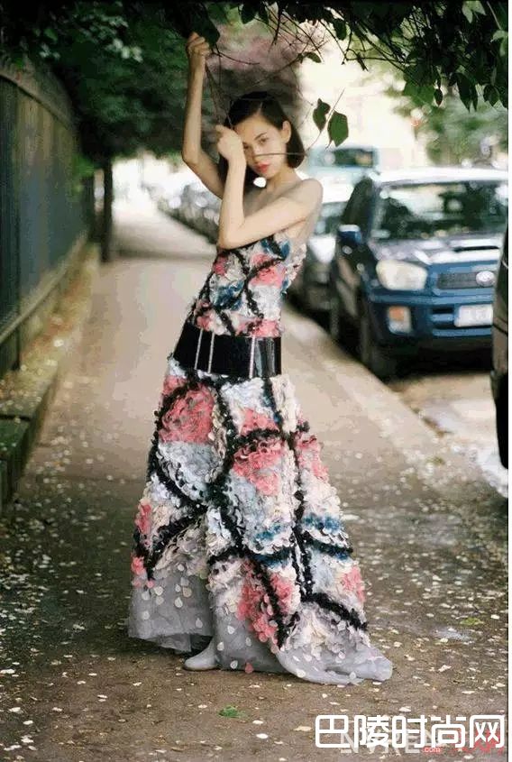 拍照用场景挡脸_拍照总是不上镜？这7个超级简单的动作帮你拍出女神照片！