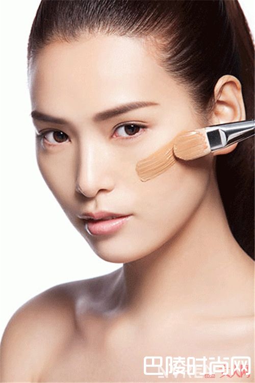粉底液的工具选择_底妆用气垫BB还是粉底液?适合自己最重要!