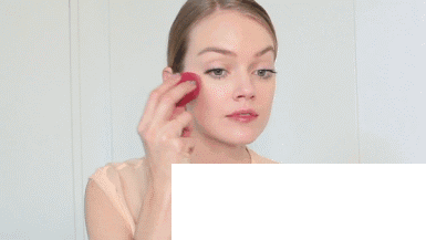 粉底液的工具选择_底妆用气垫BB还是粉底液?适合自己最重要!