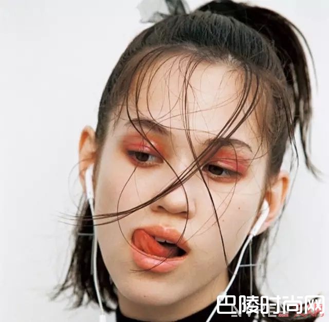 彩色眼影画法_丢掉大地色告别沉闷，夏日的彩色妆容速Get！