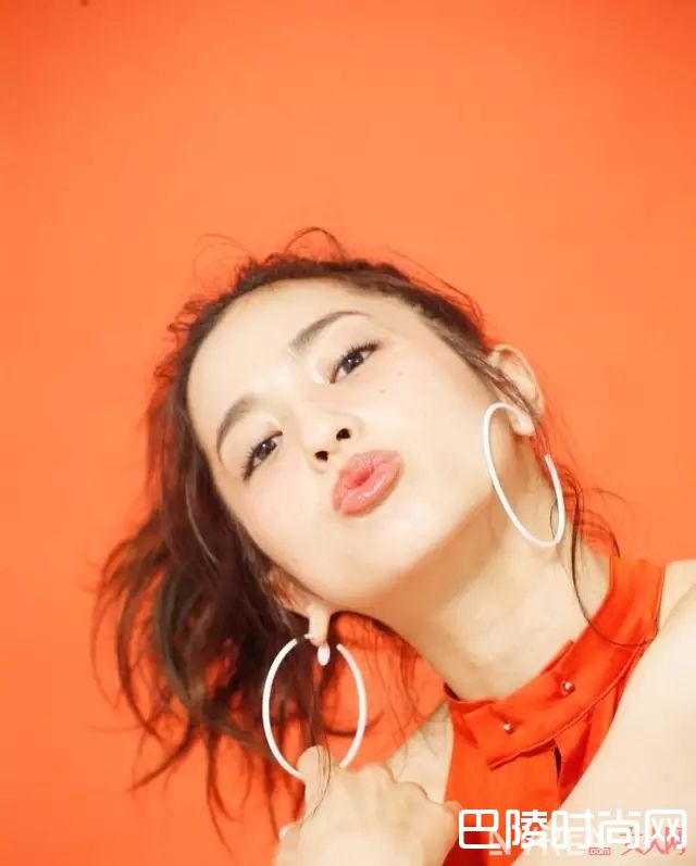 亮色唇妆画法_丢掉大地色告别沉闷，夏日的彩色妆容速Get！