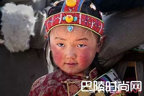 红血丝的成因_脸蛋容易泛红怎么办？敏感肌肤必看的去红血丝秘籍！