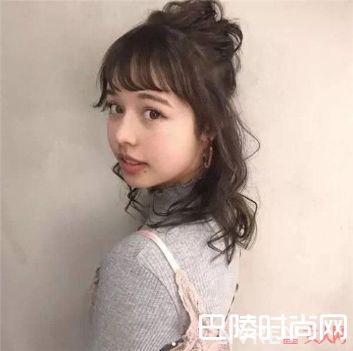 眉下微卷斜刘海好打理吗_平刘海已留腻了吗？这10款刘海发型让你星味十足！