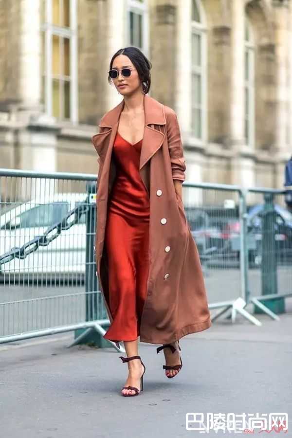 吊带裙内搭_没条吊带裙怎么过夏天，slip dress在各种场合都百搭