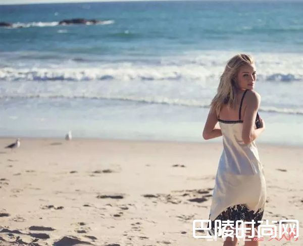 吊带裙单穿_没条吊带裙怎么过夏天，slip dress在各种场合都百搭