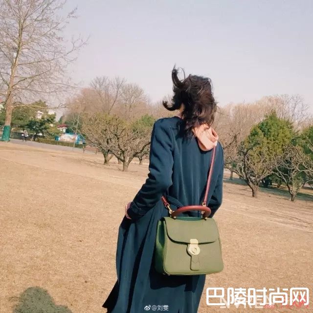 连帽衫配长大衣_要舒适也要时尚？这个春天穿连帽衫就对了！