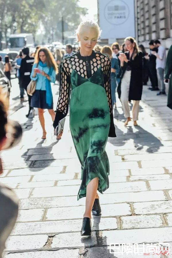 吊带裙外穿_没条吊带裙怎么过夏天，slip dress在各种场合都百搭