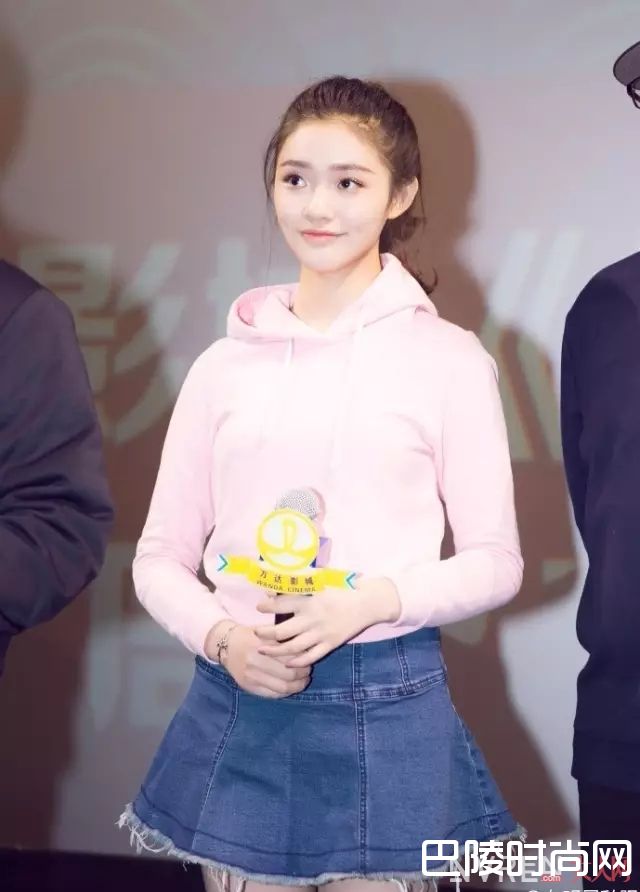 连帽衫配小短裙_要舒适也要时尚?这个春天穿连帽衫就对了!