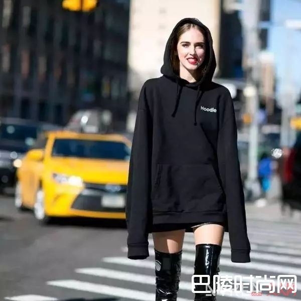 连帽衫配长靴_要舒适也要时尚?这个春天穿连帽衫就对了!