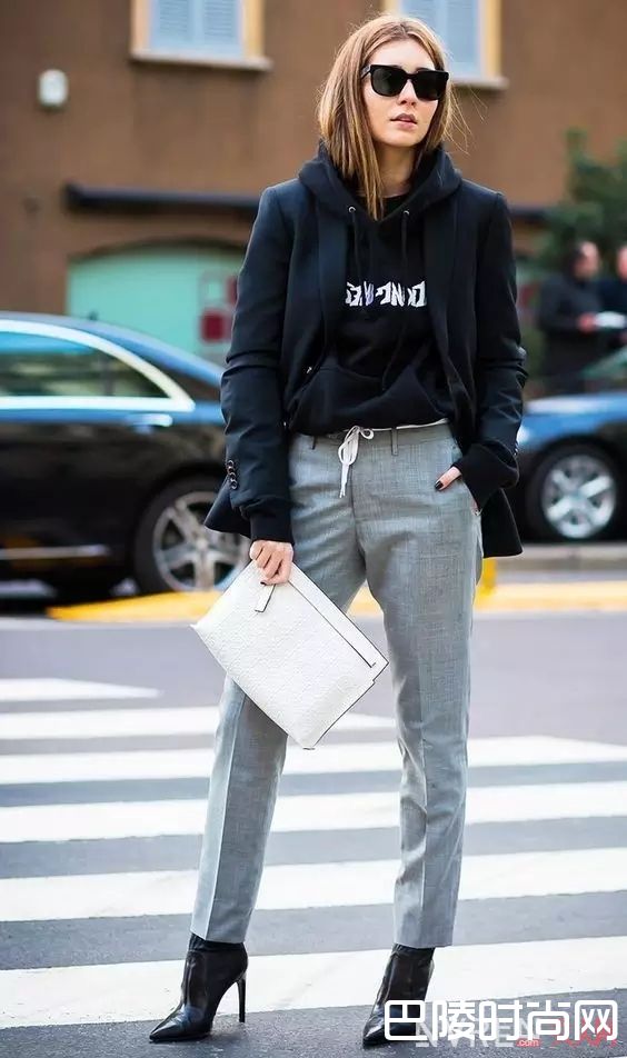 连帽衫配小短裙_要舒适也要时尚?这个春天穿连帽衫就对了!