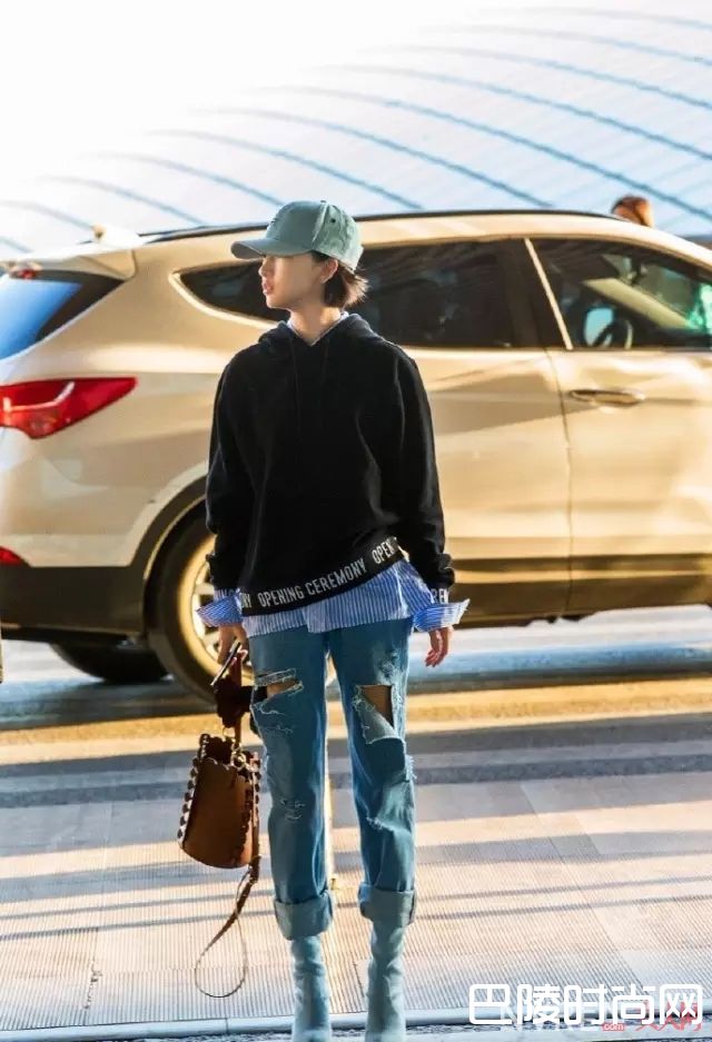 连帽衫配破洞牛仔裤_要舒适也要时尚?这个春天穿连帽衫就对了!