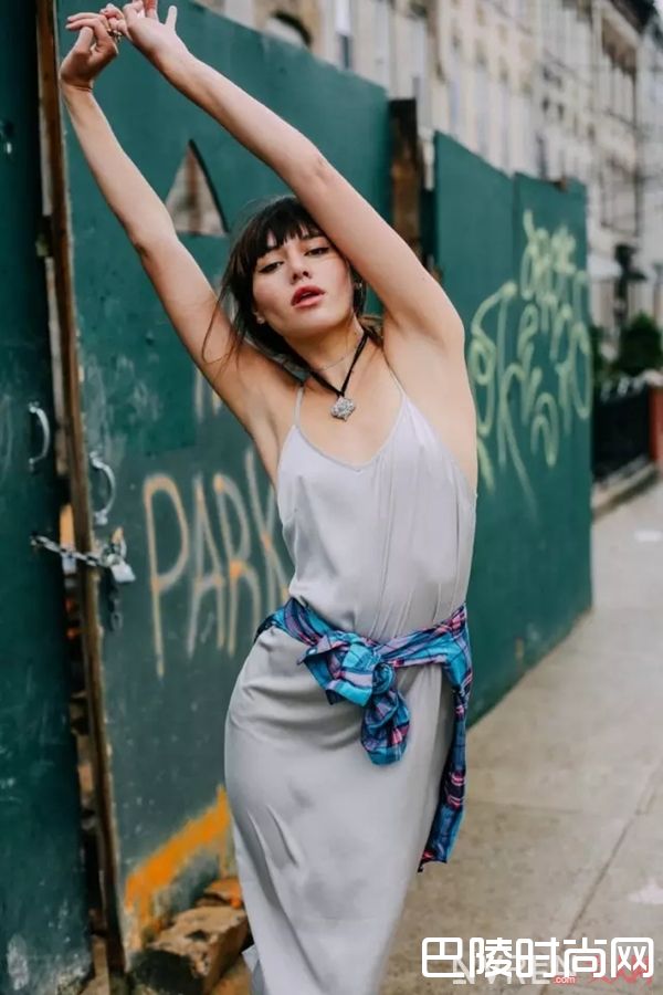 吊带裙单穿_没条吊带裙怎么过夏天，slip dress在各种场合都百搭