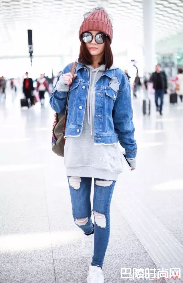 连帽衫配牛仔外套_要舒适也要时尚？这个春天穿连帽衫就对了！