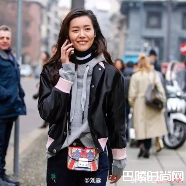 连帽衫配皮夹克_要舒适也要时尚？这个春天穿连帽衫就对了！