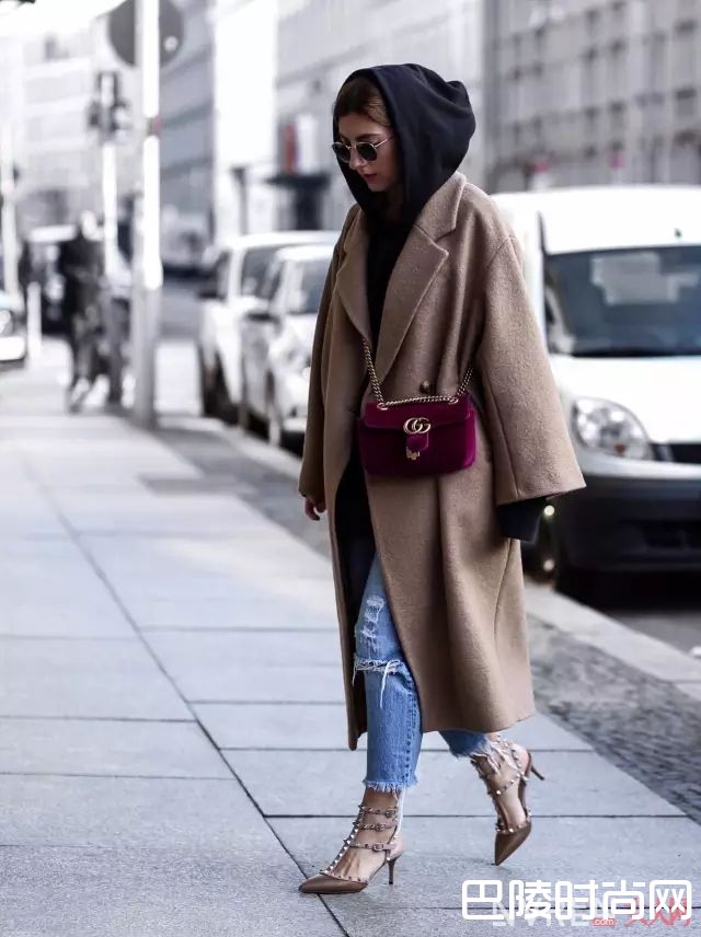 连帽衫配长大衣_要舒适也要时尚？这个春天穿连帽衫就对了！