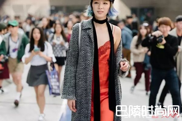 吊带裙内搭_没条吊带裙怎么过夏天,slip dress在各种场合都百搭