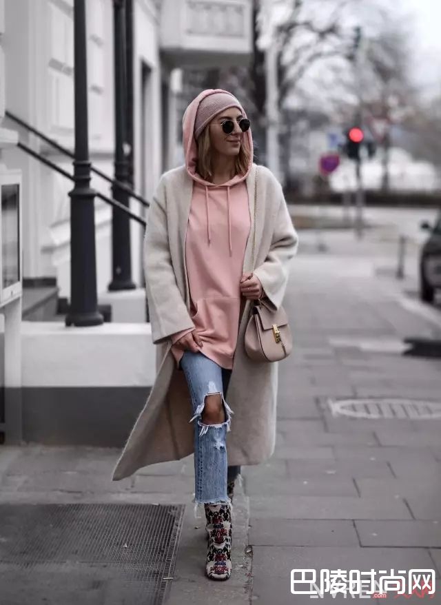 连帽衫配长大衣_要舒适也要时尚？这个春天穿连帽衫就对了！