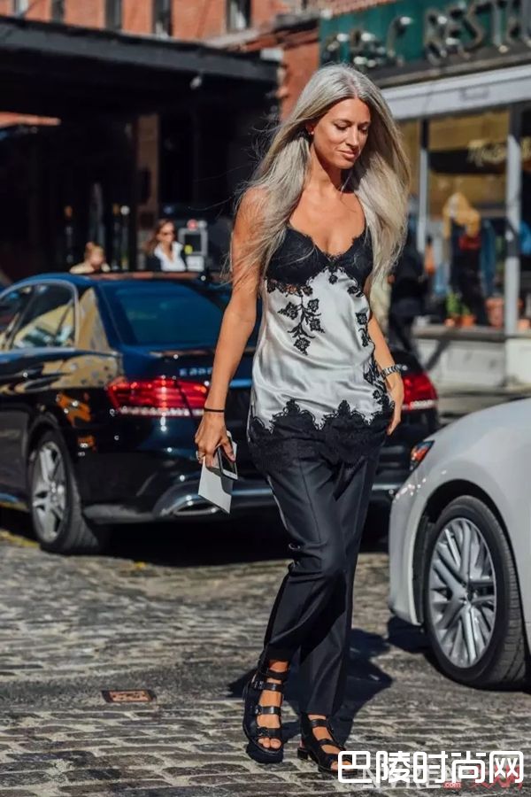 吊带裙单穿_没条吊带裙怎么过夏天，slip dress在各种场合都百搭