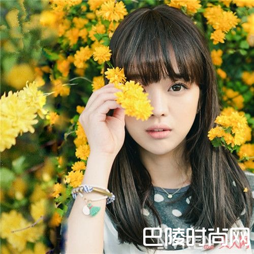 眉下微卷斜刘海好打理吗_平刘海已留腻了吗？这10款刘海发型让你星味十足！