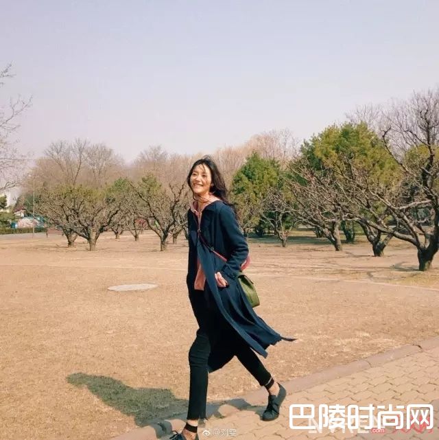 连帽衫配长大衣_要舒适也要时尚？这个春天穿连帽衫就对了！