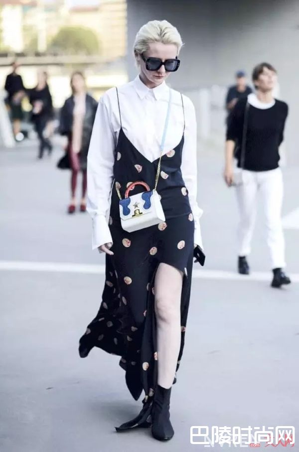 吊带裙外穿_没条吊带裙怎么过夏天，slip dress在各种场合都百搭