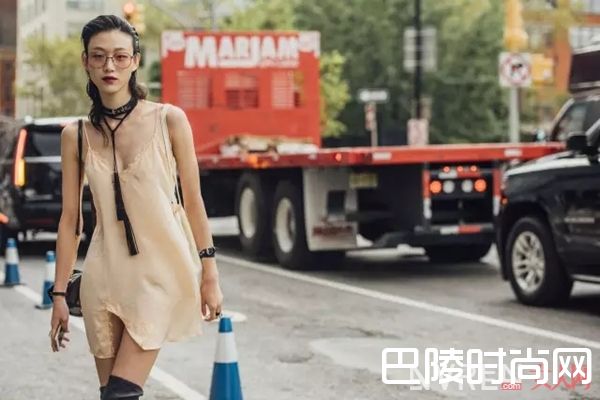 吊带裙单穿_没条吊带裙怎么过夏天，slip dress在各种场合都百搭