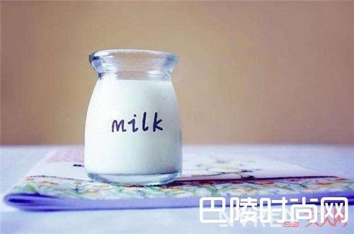 牛奶介绍_睡前喝这6款饮品 保证你从此告别黑眼圈